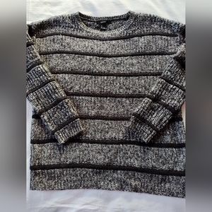 FOREVER 21 Ladies Pullover Sweater. Size Small. Long Sleeves.